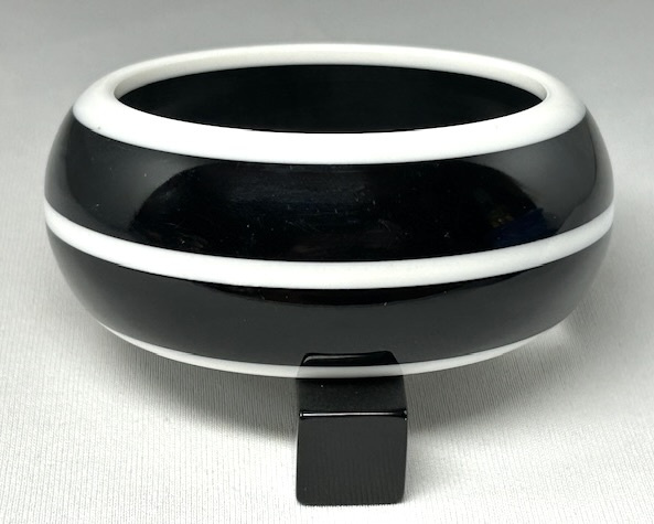 LG345 Best Plastics 60s black & white lucite bangle